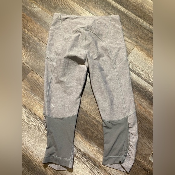 Lululemon Crops Size 4 - Picture 2 of 4